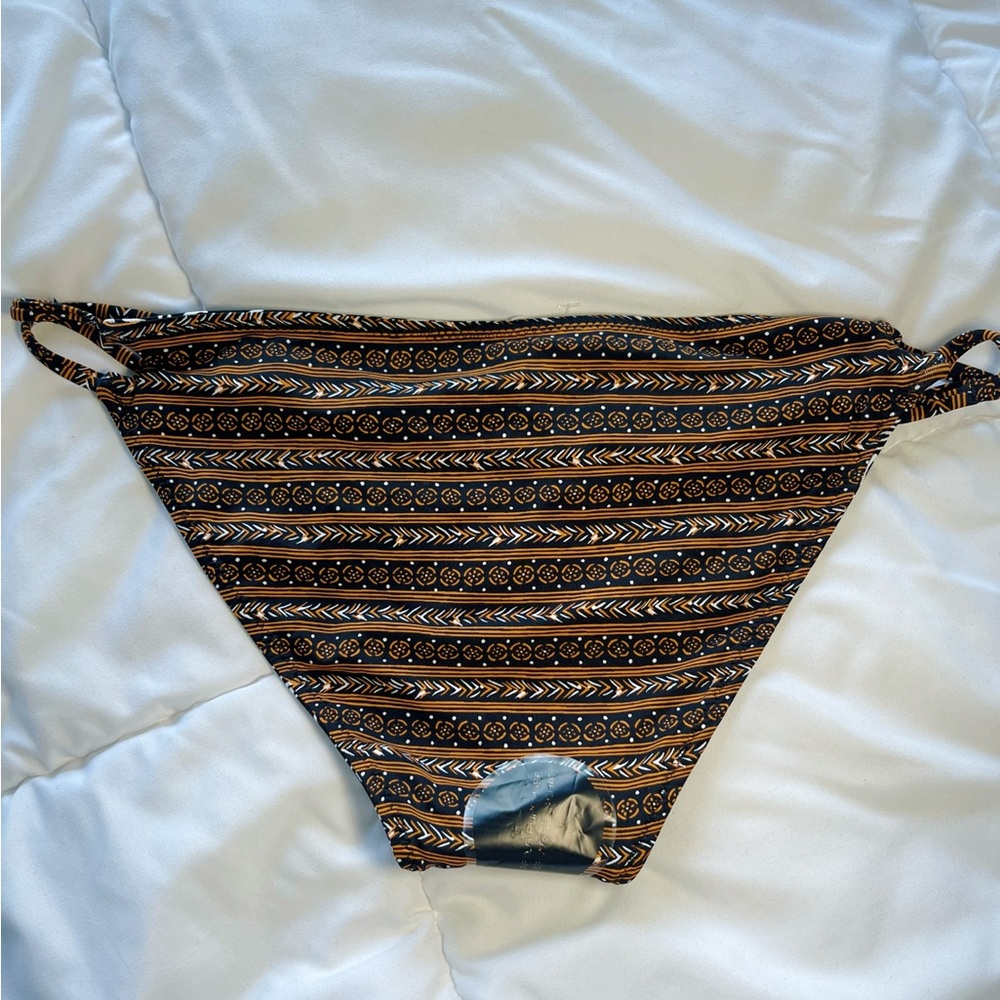 Volcom | Reversible Bikini Bottoms - Picture 4 of 8